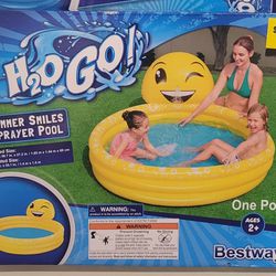 Smiley pool with water Sprayer. New in box
