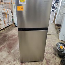 Vissani
4.5 cu. ft. Mini Refrigerator in Stainless Look with Glass Shelves, Top Freezer, and Energy Efficiency