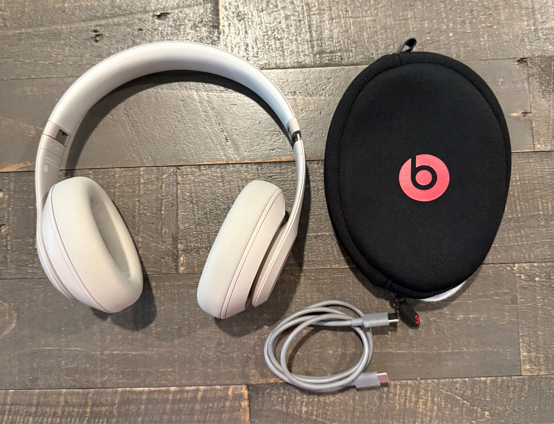 NEW WIRELESS BEATS STUDIO PRO WITH CHARGING CABLE