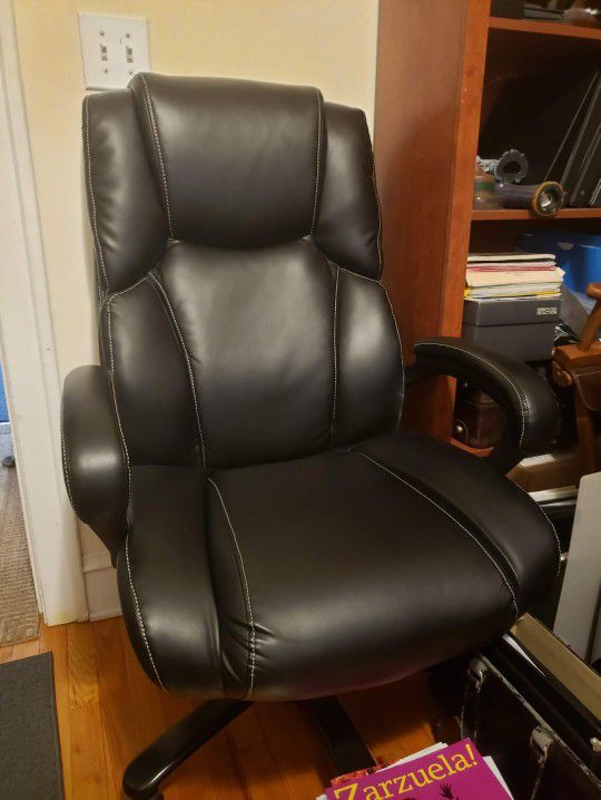 Black Big and Tall Desk Chair With Arms