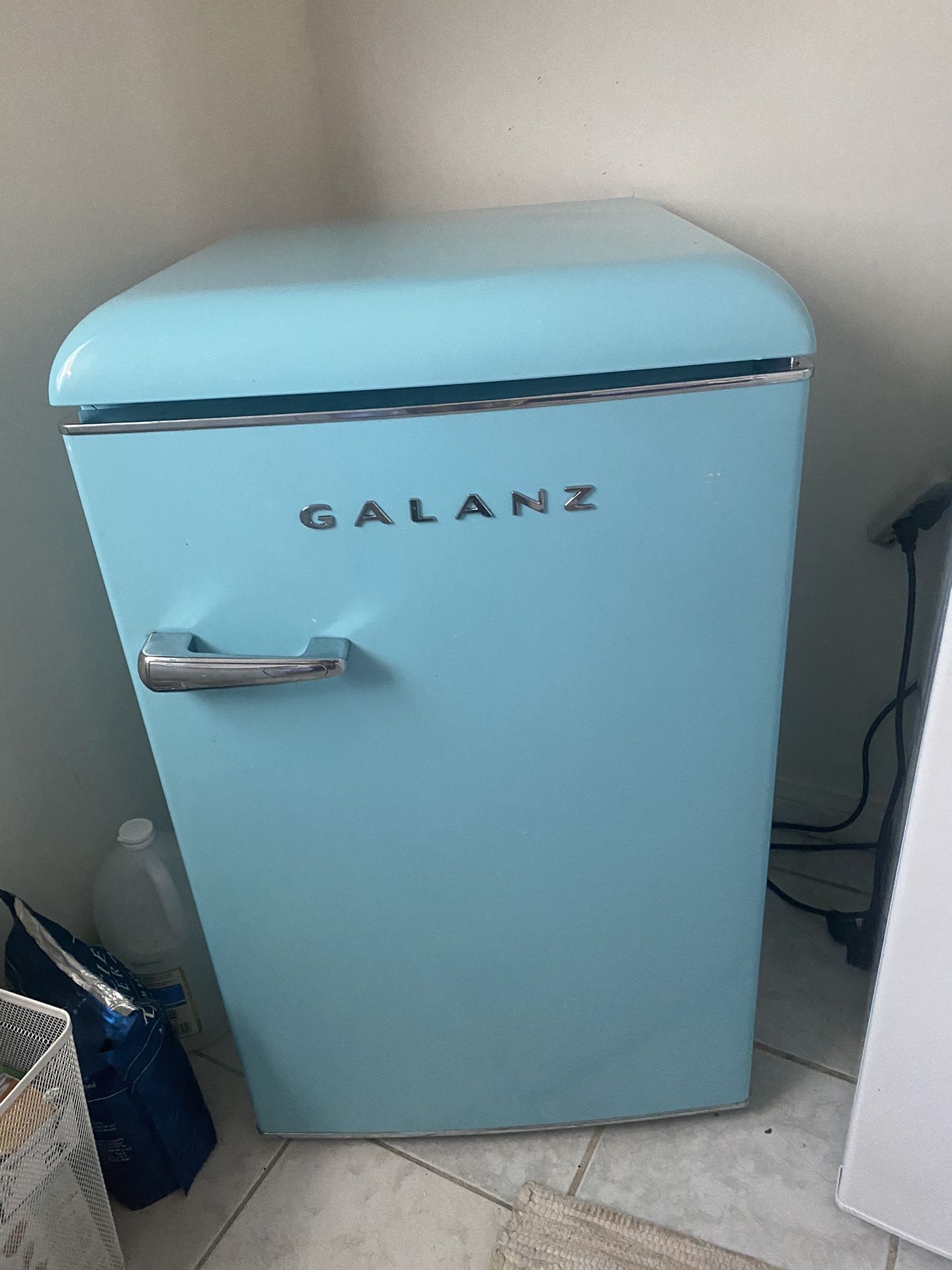 Galanz 4.4-cu ft Mini Fridge (Blue) ENERGY STAR Item #1697699 | Model #GLR44BEER