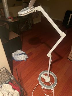 Free Esthetician Magnifying lamp