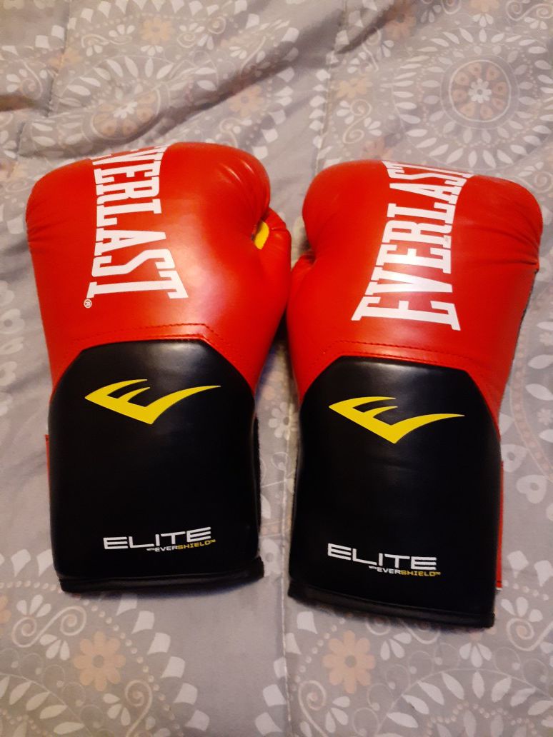 Brand New never used Everlast boxing gloves 14oz. Asking 20$