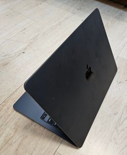 Apple MacBook Air 2022 A2681 13in M2 8 Core GPU 8GB RAM 256GB SSD Excellent