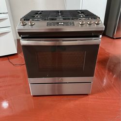 GE 5-burner gas stove in perfect working condition. Delivery and installation available with a 3-month warranty.