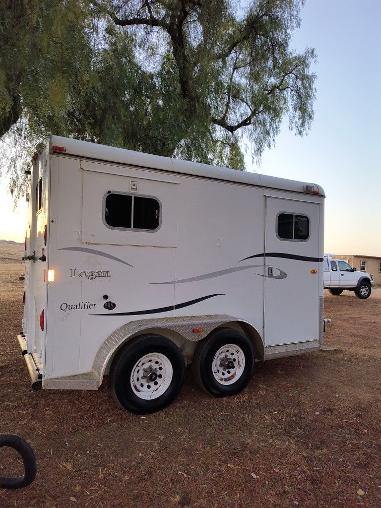 2003 Logan 2-horse Slant Qualifier 50 Horse Trailer