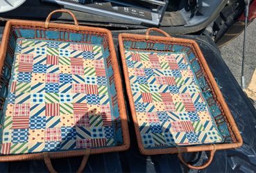 2 wicker trays