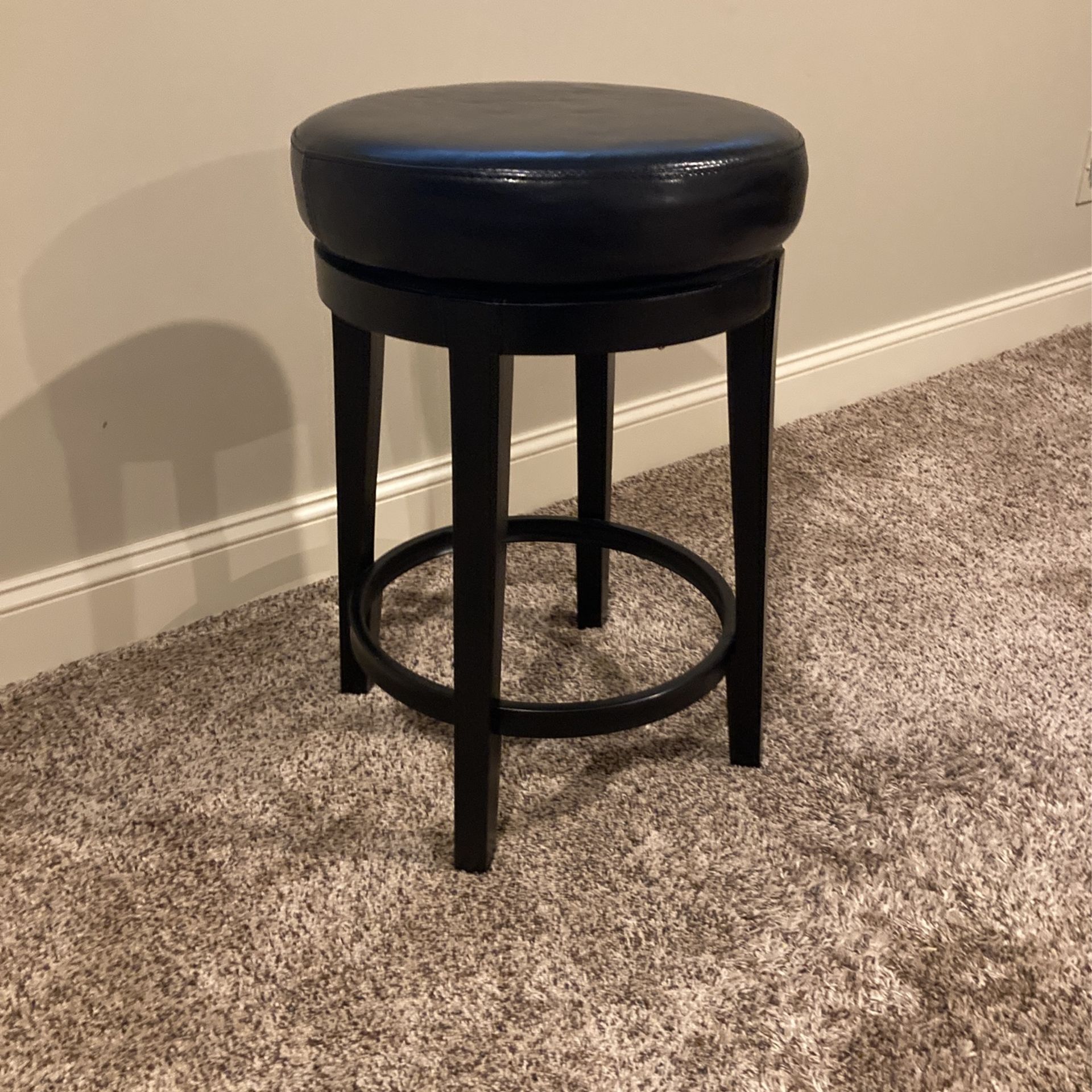 Pier 1 Stool With Cushioned Swivel Top