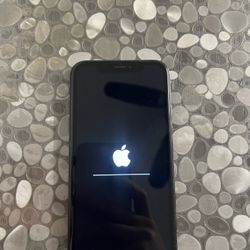 Iphone XR 64 GB, Works perfectly fine but back is completely shattered
