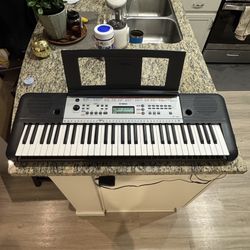 Yamaha Piano YPT-260 61-Key Digital Keyboard w/ Box 