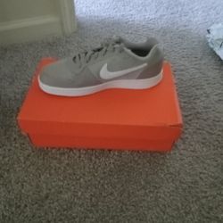 New In Box Women's Nike Size 10.5 4o2 383 391o