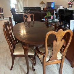 6-seat dining room. 
Good condition
Serious Buyers 🚨 ✅️