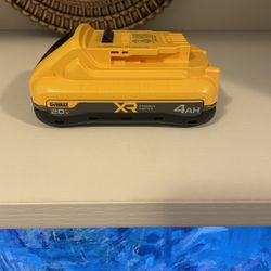 New Dewalt 20V XR POWERPACK 4AH