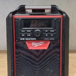 Millwalkee CHARGER AND RADIO M18 