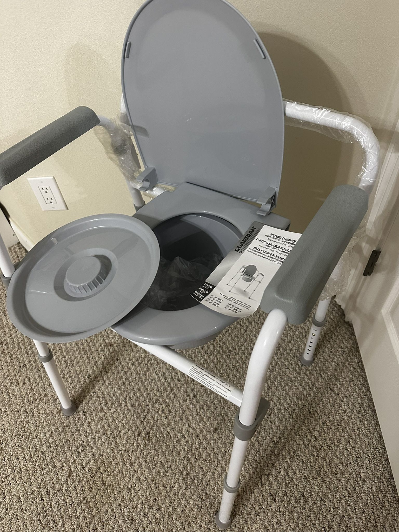 Medline Cómoda plegable 3 en 1 gris oscuro con asiento alargado, tratado con microban, portátil, ajustable, duradero, ideal para pacientes médicos
