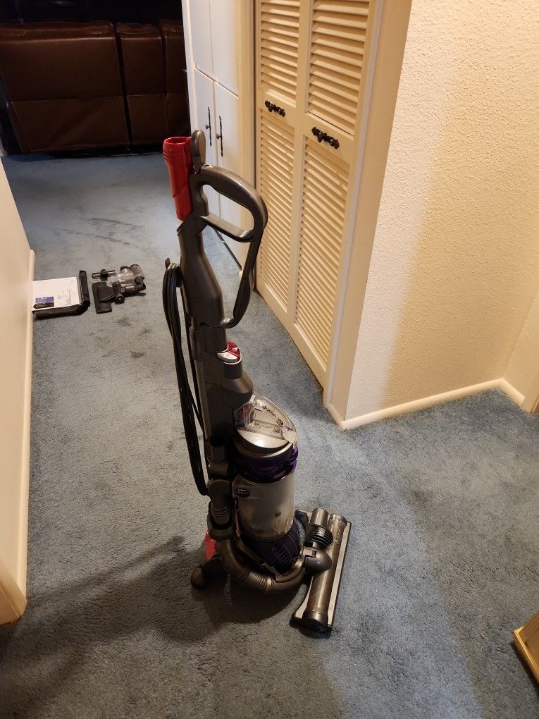 WOW! DYSON ANIMAL DC25 ANIMAL WITH FIVE ATTACHMENTS AND ORIGINAL MANUEL. It .