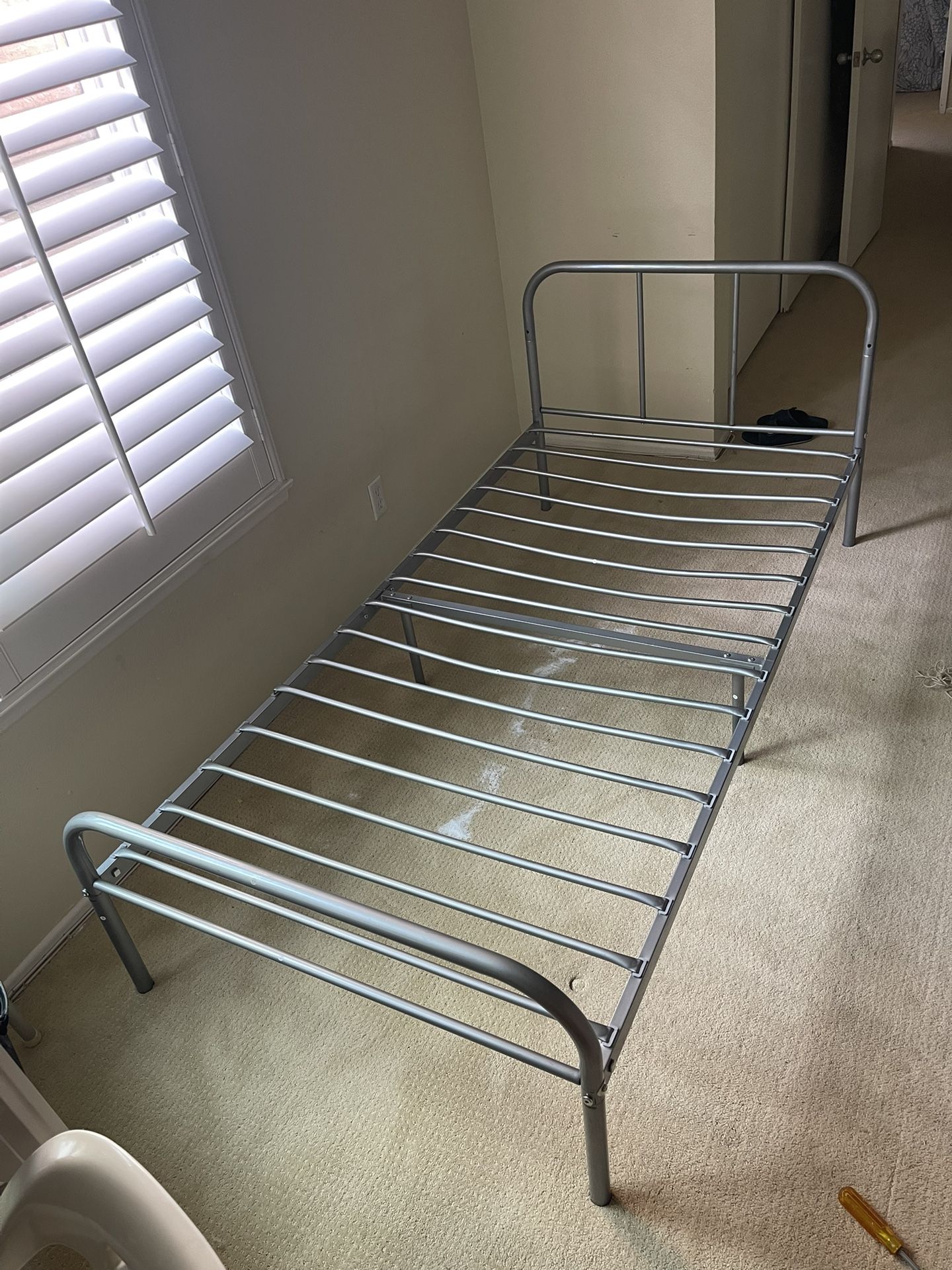 Twin Metal Frame Bed 