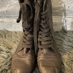 Size 7 Grey Boots