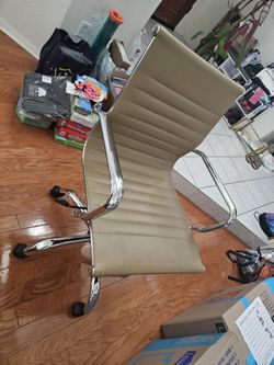 Modern Ribbed Office Chair – Chrome Base & Armrests, Excellent Condition