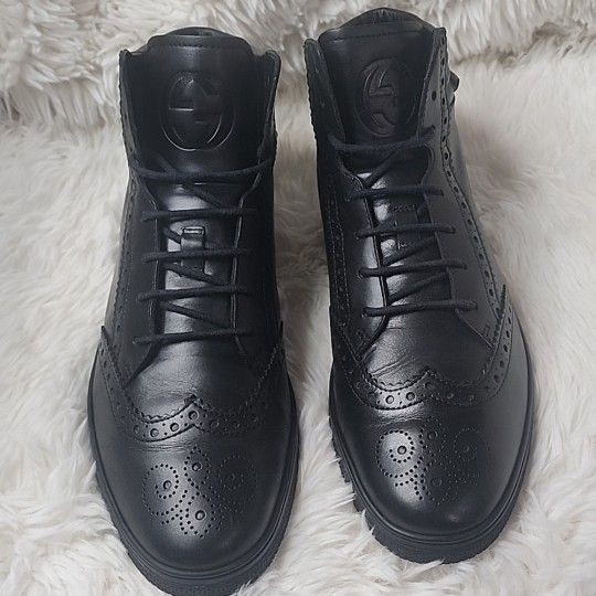 Gucci Black Leather Lace up Sneakers With GG Logo And Cherry Line On The Side. IN excellent Used Condition