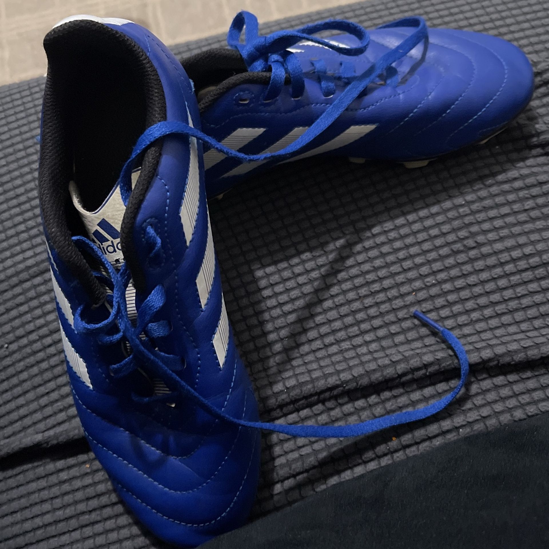 Soccer shoes