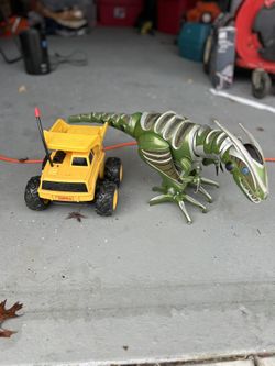 Vintage Toy Bundle – Tonka Dump Truck & Robo Raptor 🦖🚜  Includes: • Tonka Yellow Dump Truck – classic, old-school toy • WowWee Robo Raptor Robot Din