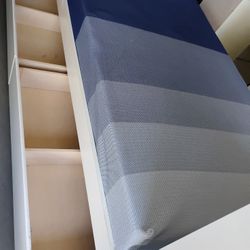 Beautiful White Twin Bed Set w/ Storage + Mattress – 
Beautiful white twin bed set with headboard and built-in shelf for extra storage.
Includes 2 ind