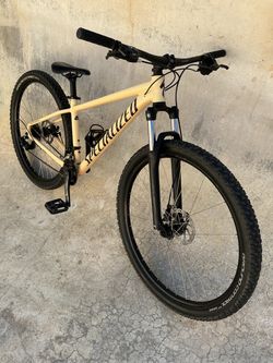 SPECIALIZED ROCKHOPPER MOUNTAIN BIKE W / MECHANICAL DISC BRAKES