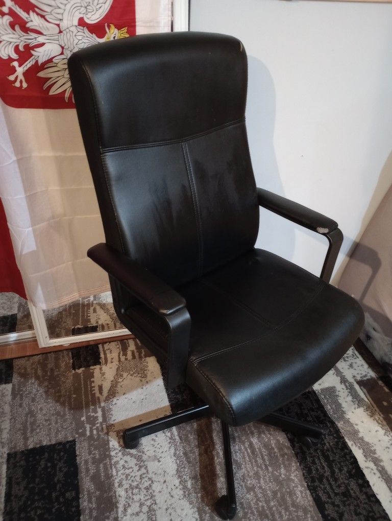 Swivel black armchair.