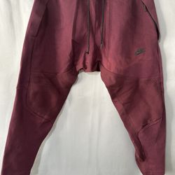 Nike Tech Joggers – Men’s – Burgundy