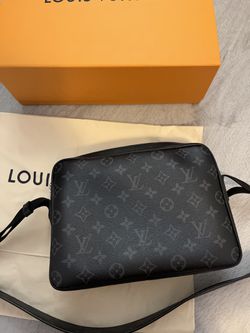 LV OUTDOOR MESSENGER BAG for Sale in Irwindale, CA - OfferUp