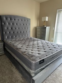 ✨ Queen Bedroom Set – Like New✨