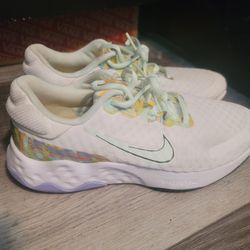 Womans Nike Tennis Shoes Size 7