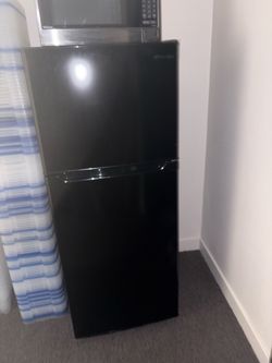Insignia 5ft high refrigerator - perfect condition