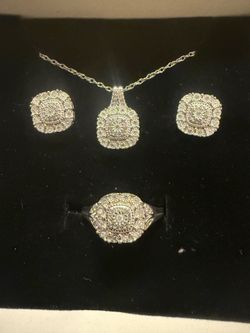 Silver jewelry set with natural diamonds