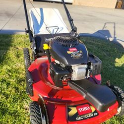 TORO GAS SELF-PROPELLED LANW MOWER LIKE NEW 