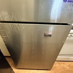 MAYTAG FRIDGE / STAINLESS STEELL