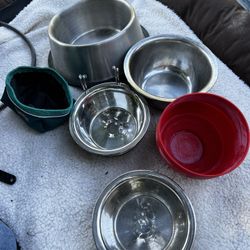 Set of Pet Bowls Various sizes of metal and plastic pet bowls. Pick up in Eado