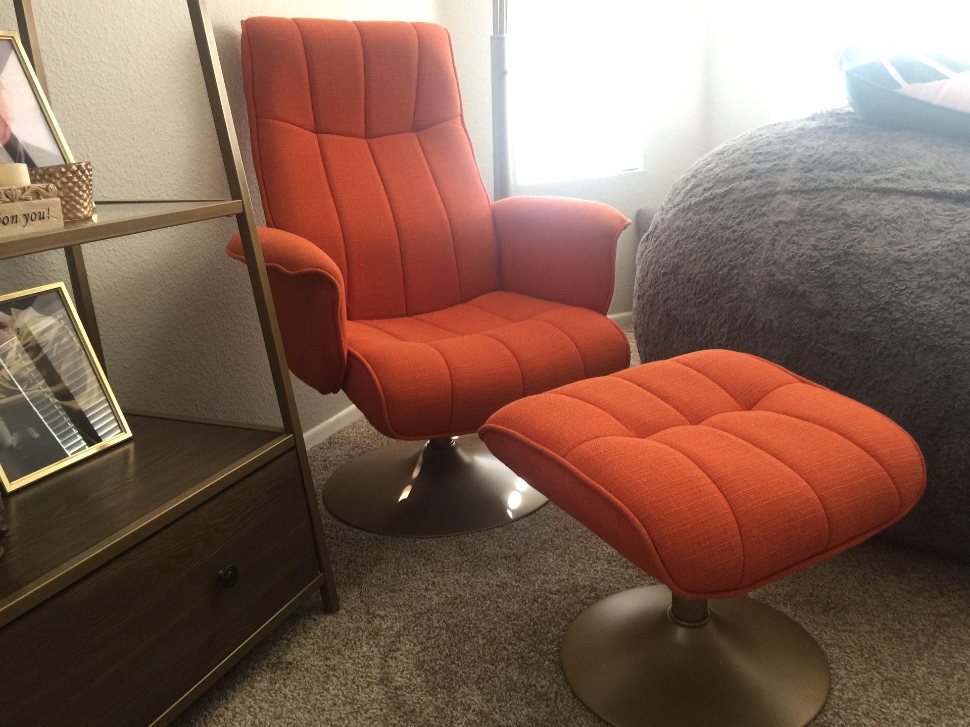 Lounge chair with ottoman