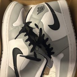 Air Jordan 1 Mid Light Smoke Grey