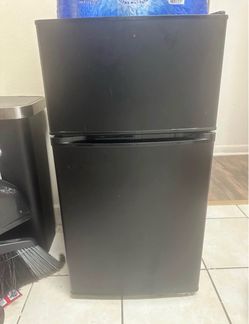 with freezer excellent condition Black mini refrigerator with freezer excellent condition