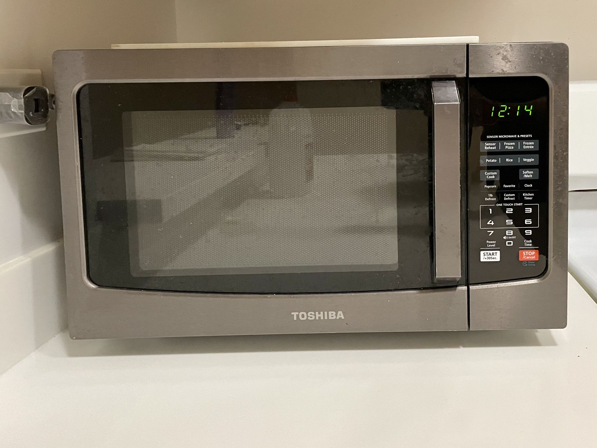 Toshiba microwave 1.2 Cu Ft (available Jun 16)