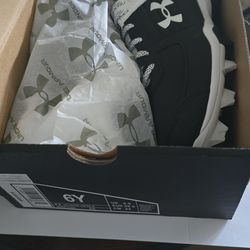 Under Armour 6y cleats - new never worn