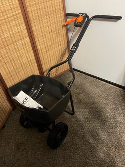 VEVOR Broadcast Spreader, 9.8ft Spreading Width, Push Broadcast Spreader with 10" All-Terrain Tires, Adjustable Flow Control, 15lbs Capacity Hopper, L