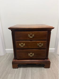 Solid Wood Traditional 3-Drawer Nightstand / End Table