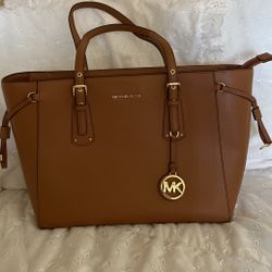 Michael Michael Kors - Voyager Medium Crossgrain Leather Tote Bag
