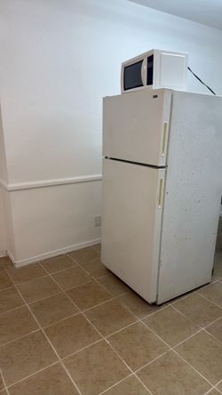 White Top-Freezer Refrigerator