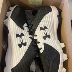 Brand new under armor men’s 8.5 runner baseball cleats. My son skipped a whole size. My last year gain. Paid $40 new Pick up in Sycamore Creek/Sout