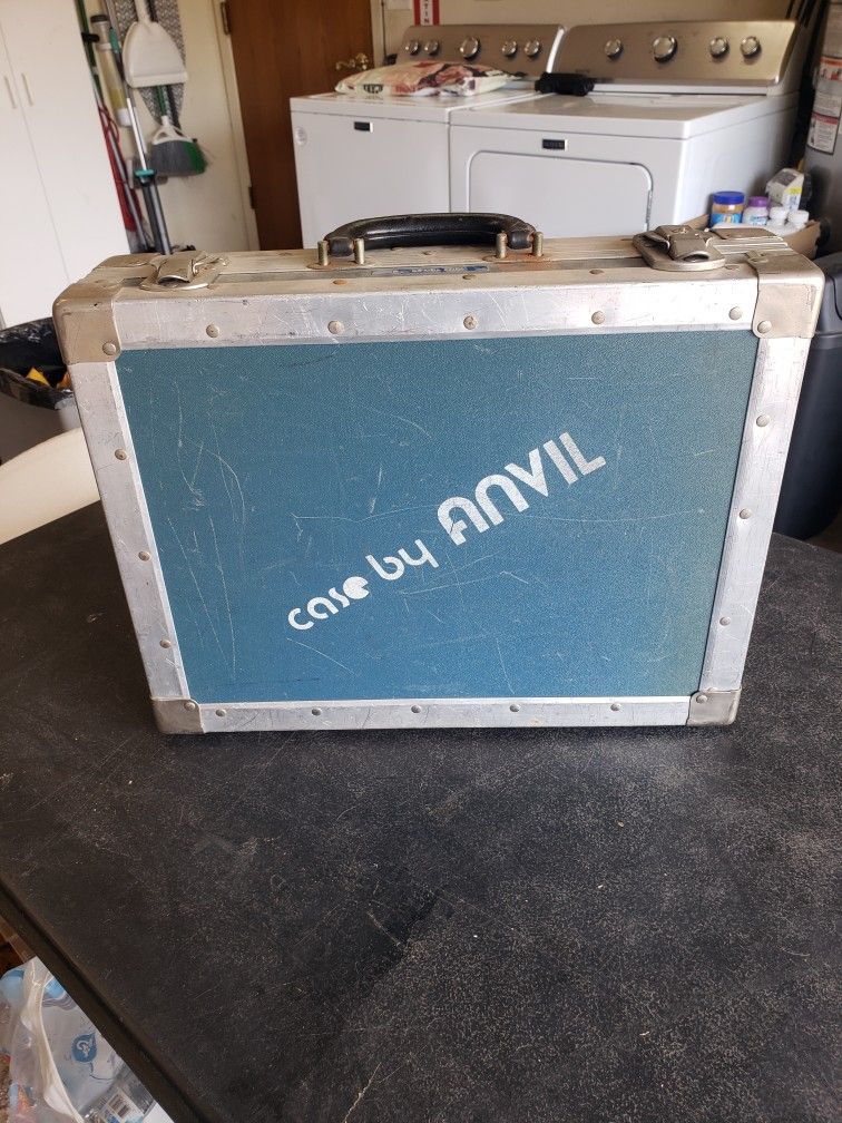 Vintage Anvil case with 2 keys