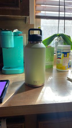 Yeti 64 oz. Rambler Insulated Water Bottle